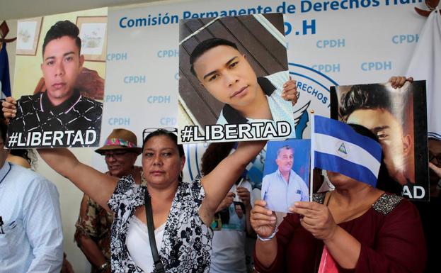 Familiares de manifestantes detenidos durante las protestas contra Ortega exigen su puesta en libertad en Managua.