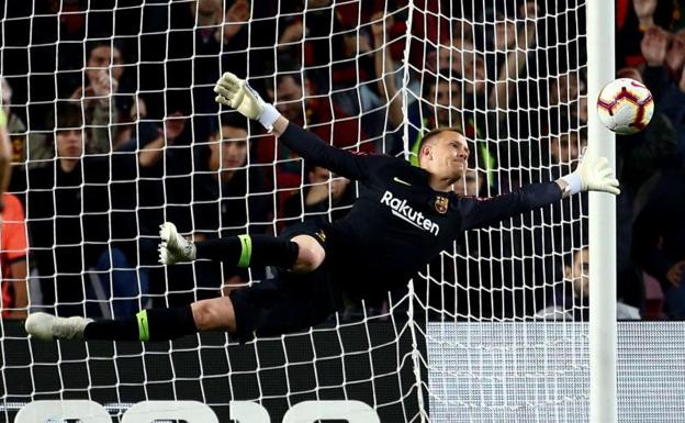 Ter Stegen realiza una parada en un partido. 