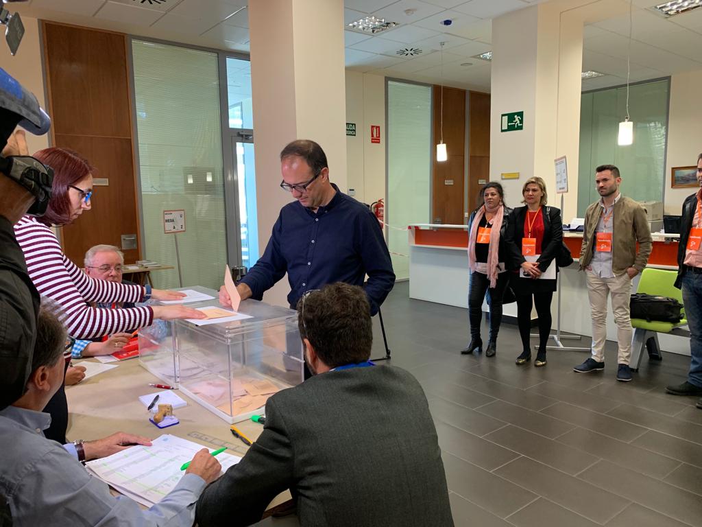 Cayetano Polo, candidato de Ciudadanos a la Presidencia de la Junta, ha votado en Cáceres. 