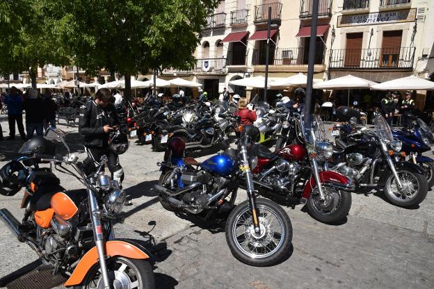 Algunas de las muchas motos que ayer coparon la plaza. :: d. palma