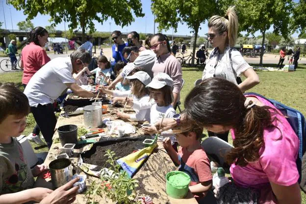 Los niños disfrutaron de las actividades organizadas. :: J.V. ARNELAS