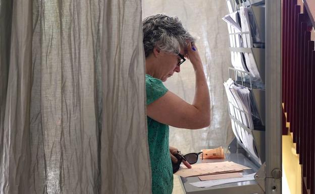 Una mujer dentro de una cabina electoral en los comicios del 26 de junio de 2016.: HOY