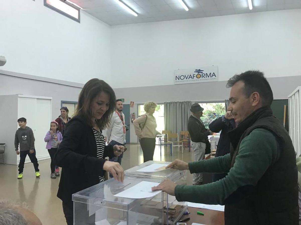 Belén Fernández, la número uno del PSOE al Congreso por Cáceres, votó a las doce del mediodía. 