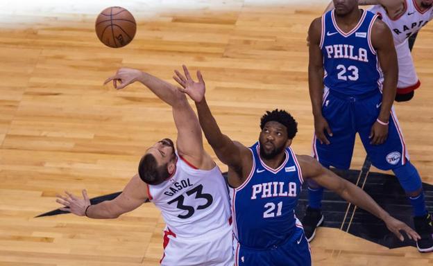 Marc Gasol, en el salto inicial con Joel Embiid.