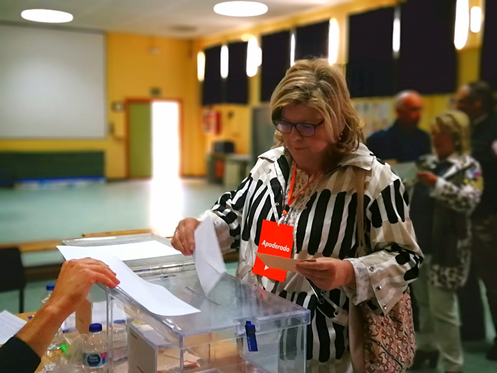 María Victoria Domínguez, cabeza de lista de Ciudadanos por Cáceres, ha votado en el colegio Alfonso VIII de Plasencia. 