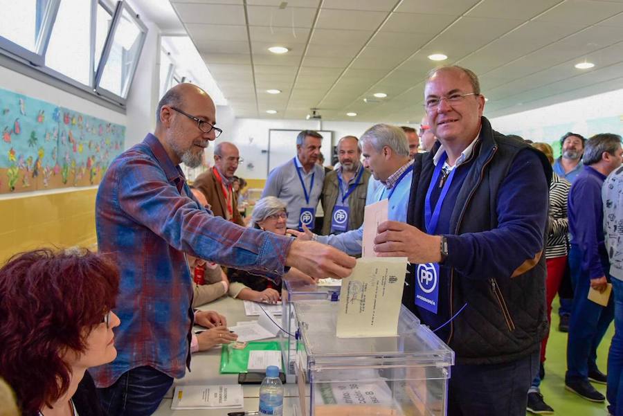 José Antonio Monago votó a las once de la mañana en el colegio de Las Vaguadas:: HOY