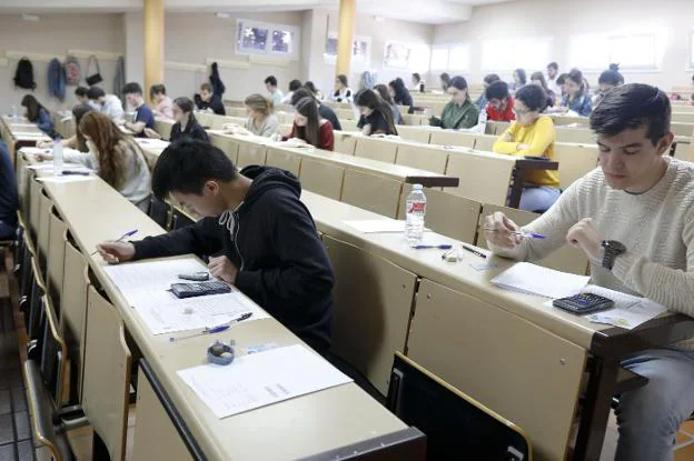 Alumnos extremeños realizando un examen de acceso a la universidad. :: HOY