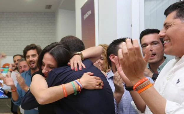 Felicitaciones y abrazos en la sede de Ciudadanos en Mérida