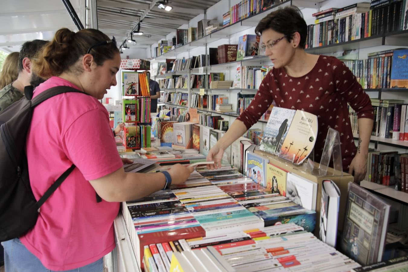 Cáceres celebra la vigésima edición de su Feria del Libro. El Paseo de Canóvas acoge un año más este evento de la capital cacereña que podrá visitarse hasta el 5 de mayo. Con el objetivo de acercar la lectura a los ciudadanos, los libreros agradecen este tipo de eventos.