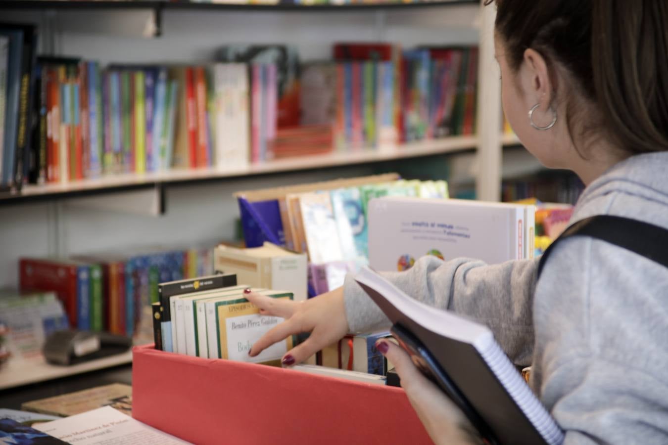 Cáceres celebra la vigésima edición de su Feria del Libro. El Paseo de Canóvas acoge un año más este evento de la capital cacereña que podrá visitarse hasta el 5 de mayo. Con el objetivo de acercar la lectura a los ciudadanos, los libreros agradecen este tipo de eventos.