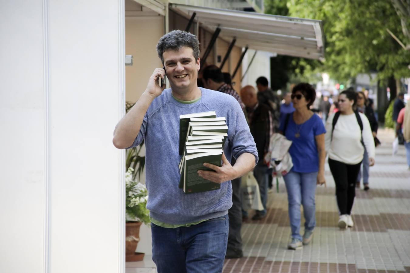 Cáceres celebra la vigésima edición de su Feria del Libro. El Paseo de Canóvas acoge un año más este evento de la capital cacereña que podrá visitarse hasta el 5 de mayo. Con el objetivo de acercar la lectura a los ciudadanos, los libreros agradecen este tipo de eventos.