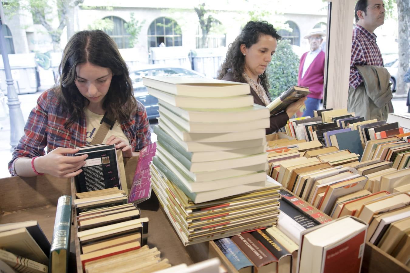 Cáceres celebra la vigésima edición de su Feria del Libro. El Paseo de Canóvas acoge un año más este evento de la capital cacereña que podrá visitarse hasta el 5 de mayo. Con el objetivo de acercar la lectura a los ciudadanos, los libreros agradecen este tipo de eventos.