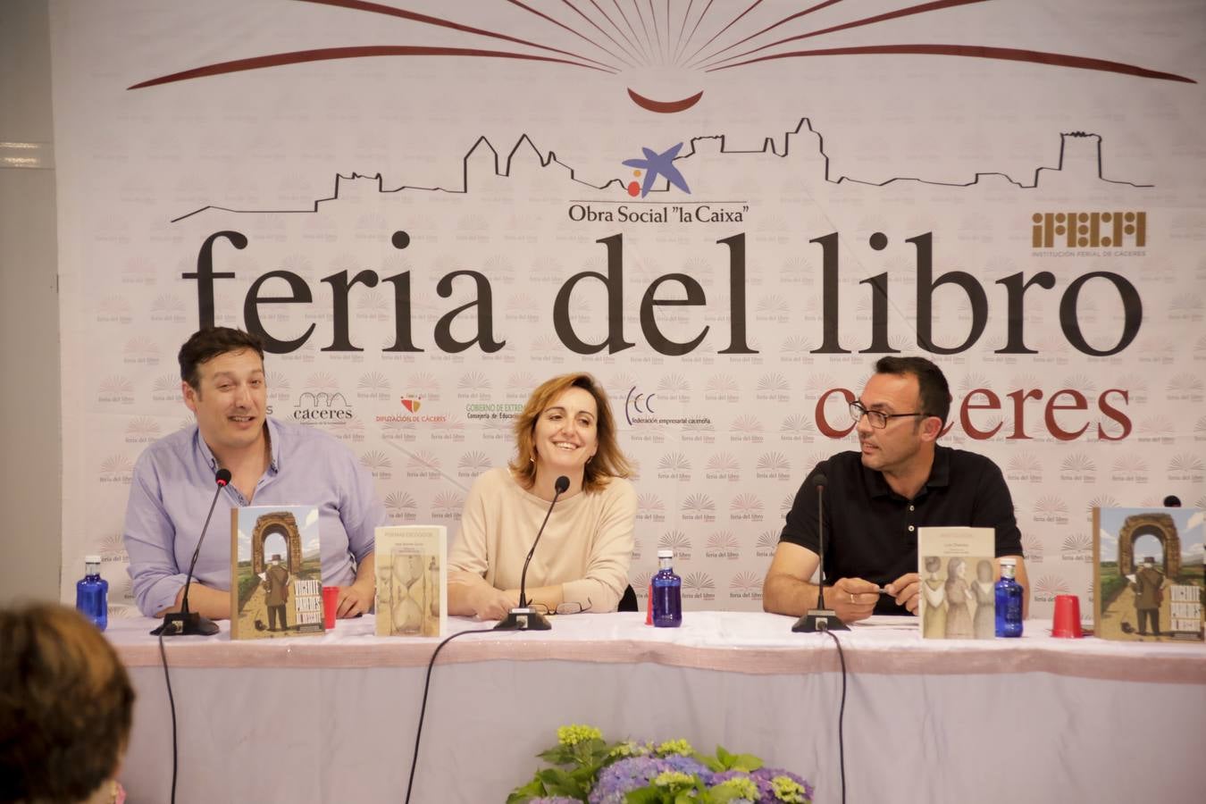 Cáceres celebra la vigésima edición de su Feria del Libro. El Paseo de Canóvas acoge un año más este evento de la capital cacereña que podrá visitarse hasta el 5 de mayo. Con el objetivo de acercar la lectura a los ciudadanos, los libreros agradecen este tipo de eventos.