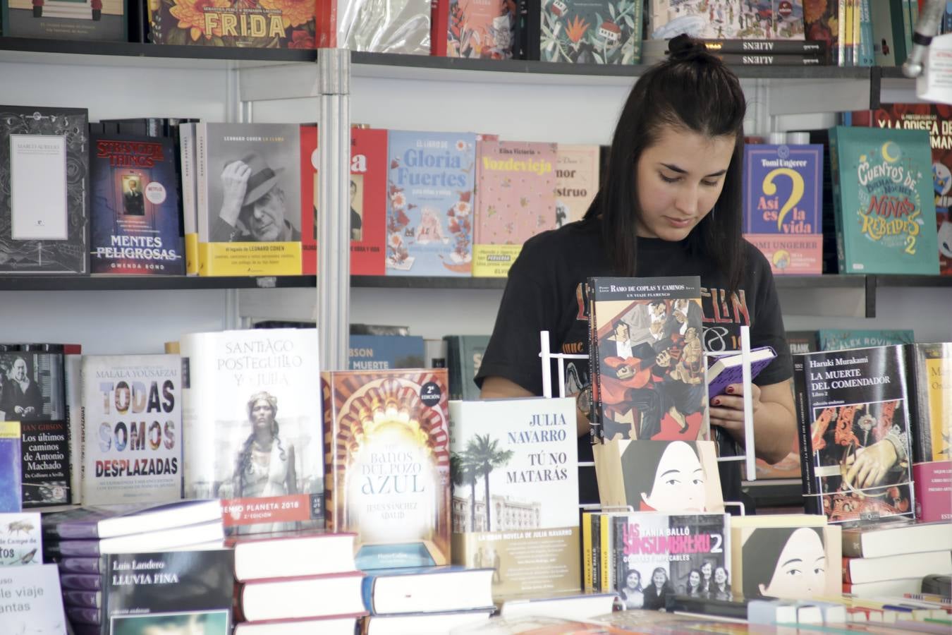 Cáceres celebra la vigésima edición de su Feria del Libro. El Paseo de Canóvas acoge un año más este evento de la capital cacereña que podrá visitarse hasta el 5 de mayo. Con el objetivo de acercar la lectura a los ciudadanos, los libreros agradecen este tipo de eventos.