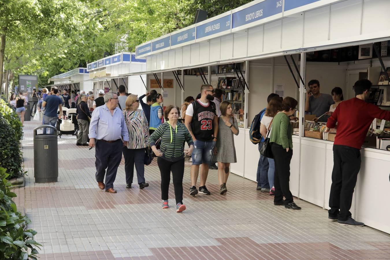 Cáceres celebra la vigésima edición de su Feria del Libro. El Paseo de Canóvas acoge un año más este evento de la capital cacereña que podrá visitarse hasta el 5 de mayo. Con el objetivo de acercar la lectura a los ciudadanos, los libreros agradecen este tipo de eventos.
