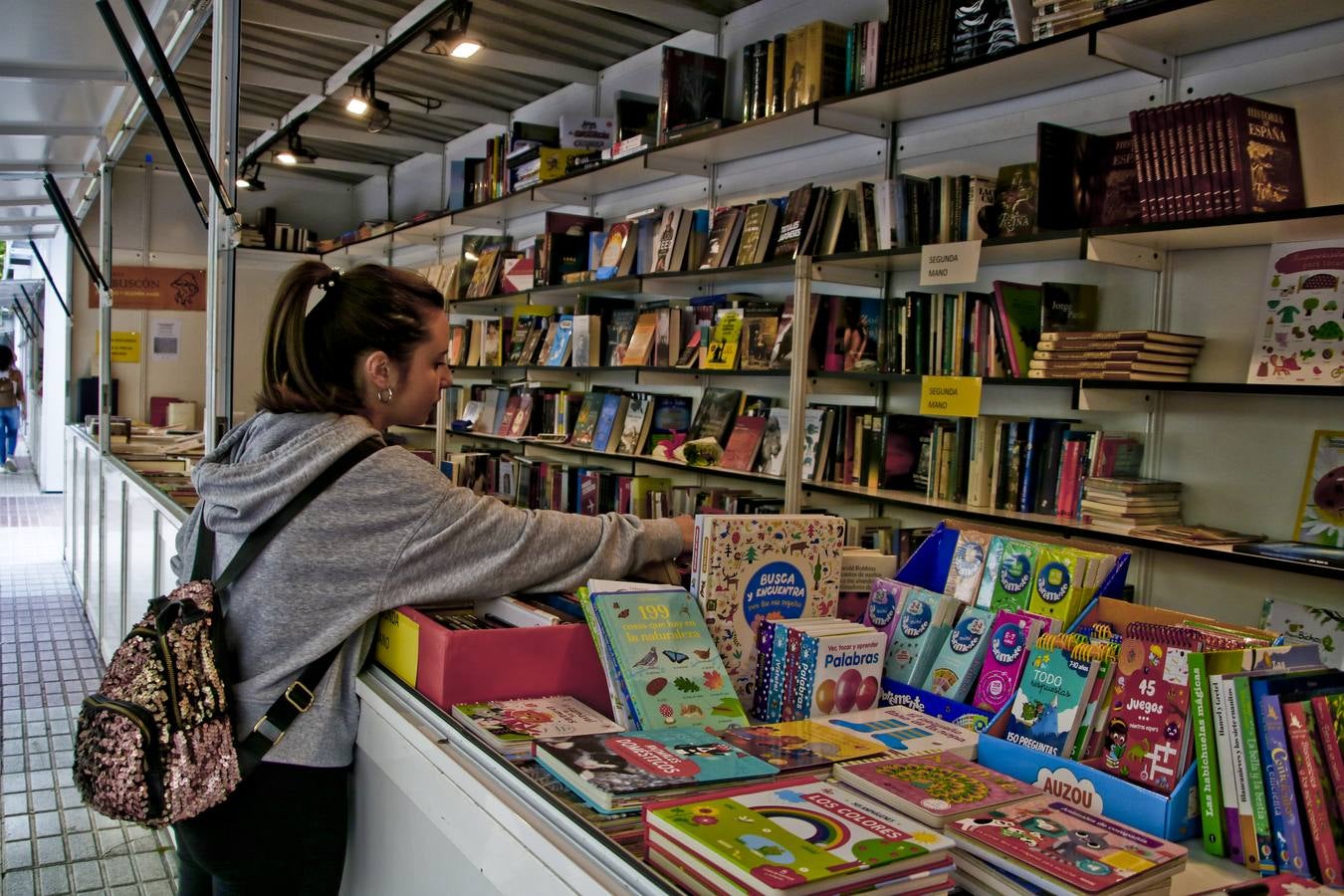 Cáceres celebra la vigésima edición de su Feria del Libro. El Paseo de Canóvas acoge un año más este evento de la capital cacereña que podrá visitarse hasta el 5 de mayo. Con el objetivo de acercar la lectura a los ciudadanos, los libreros agradecen este tipo de eventos.