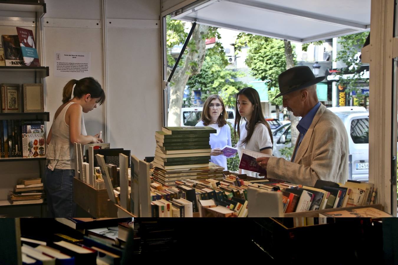 Cáceres celebra la vigésima edición de su Feria del Libro. El Paseo de Canóvas acoge un año más este evento de la capital cacereña que podrá visitarse hasta el 5 de mayo. Con el objetivo de acercar la lectura a los ciudadanos, los libreros agradecen este tipo de eventos.