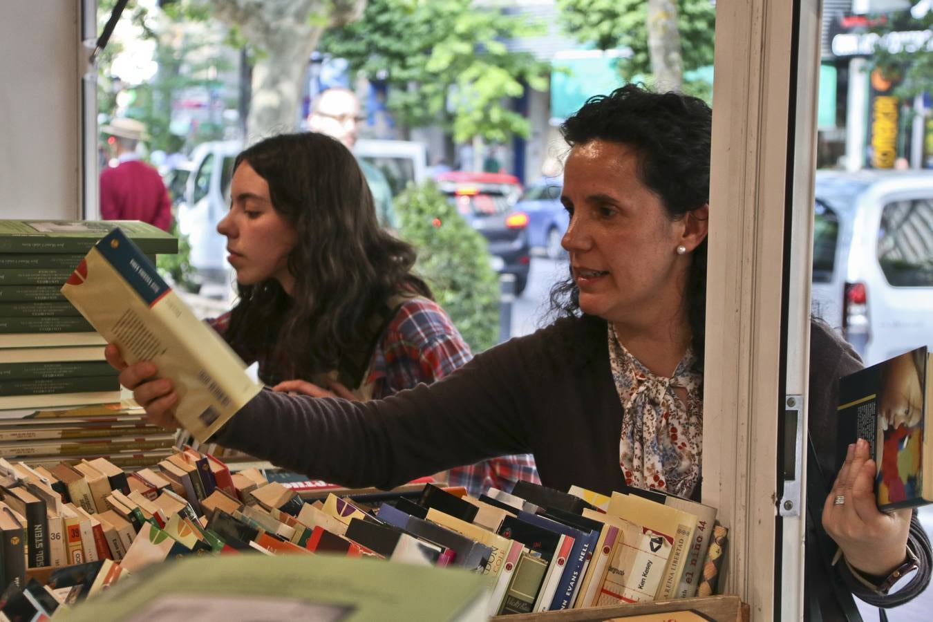Cáceres celebra la vigésima edición de su Feria del Libro. El Paseo de Canóvas acoge un año más este evento de la capital cacereña que podrá visitarse hasta el 5 de mayo. Con el objetivo de acercar la lectura a los ciudadanos, los libreros agradecen este tipo de eventos.