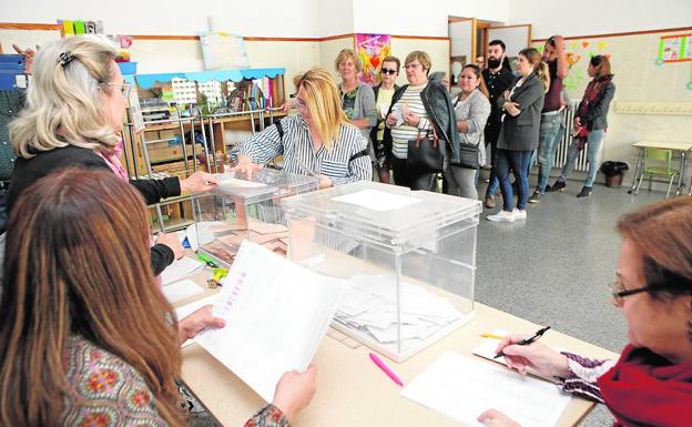 Votaciones el pasado domingo en un colegio de Cáceres. :: 