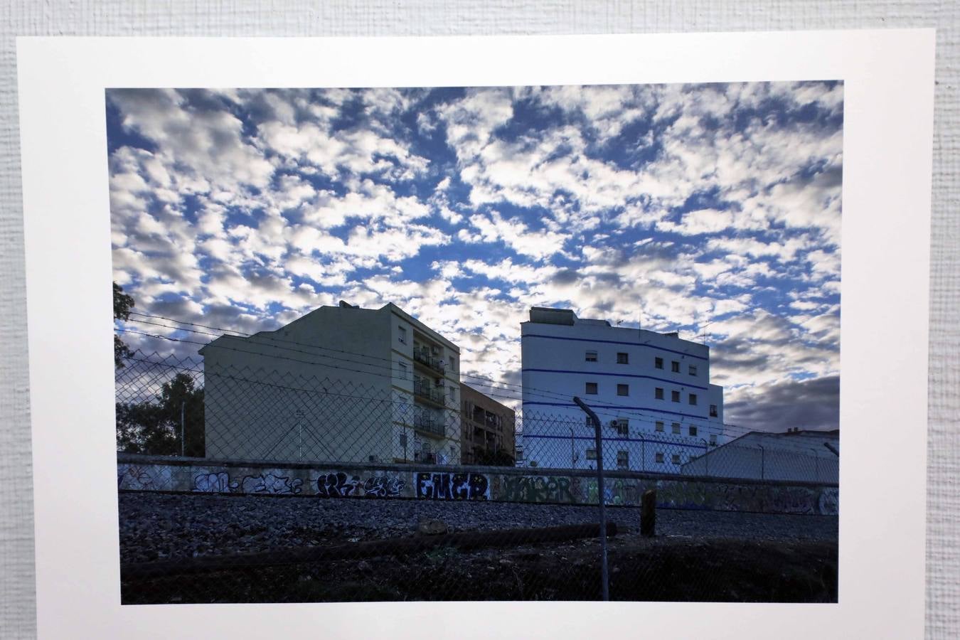 Del 26 de abril al 26 de mayo, en el Centro Cultural Santo Domingo de la Fundación CB, se puede visitar la exposición fotográfica 'Ciudad Incierta' de Ceferino López, una muestra como un repertorio visual que trata de situar al espectador en el territorio exacto que habita, animándole a reflexionar sobre el estado de las cosas.