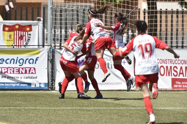 Varias jugadoras acuden a felicitar a Estefa tras anotar el gol de la victoria el domingo. :: j. v. arnelas