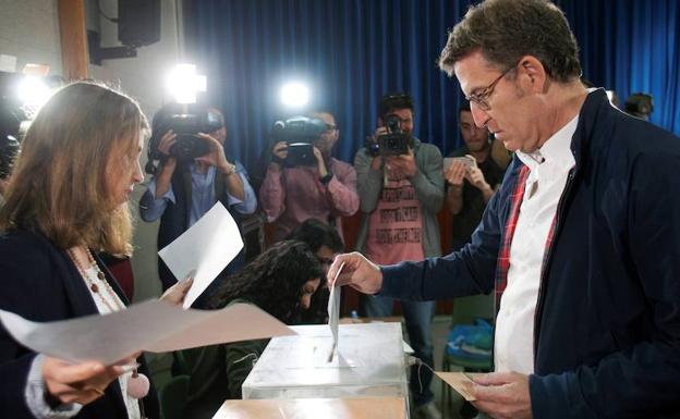 -El secretario general del PPdeG y Presidente de la Xunta de Galicia Alberto Núñez Feijoo, ejerció su derecho a voto en el colegio Niño Jesús de Praga de Vigo. 