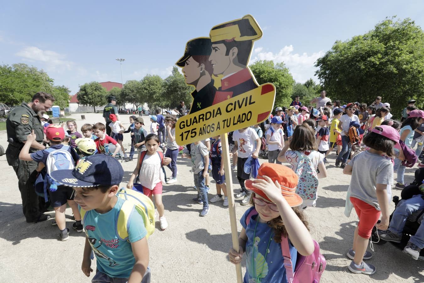 El parque del Rodeo fue el escenario de varias exhibiciones y una exposición de material realizadas ayer por la Guardia Civil de Cáceres con motivo de 175 aniversario de la fundación del cuerpo. Por la mañana acudieron más de un millar de alumnos de centros escolares de Cáceres, Navas del Madroño, Serradilla y Malpartida de Cáceres, y por la tarde las exhibiciones de las distintas unidades de la Guardia Civil estuvieron abiertas al público en general.
