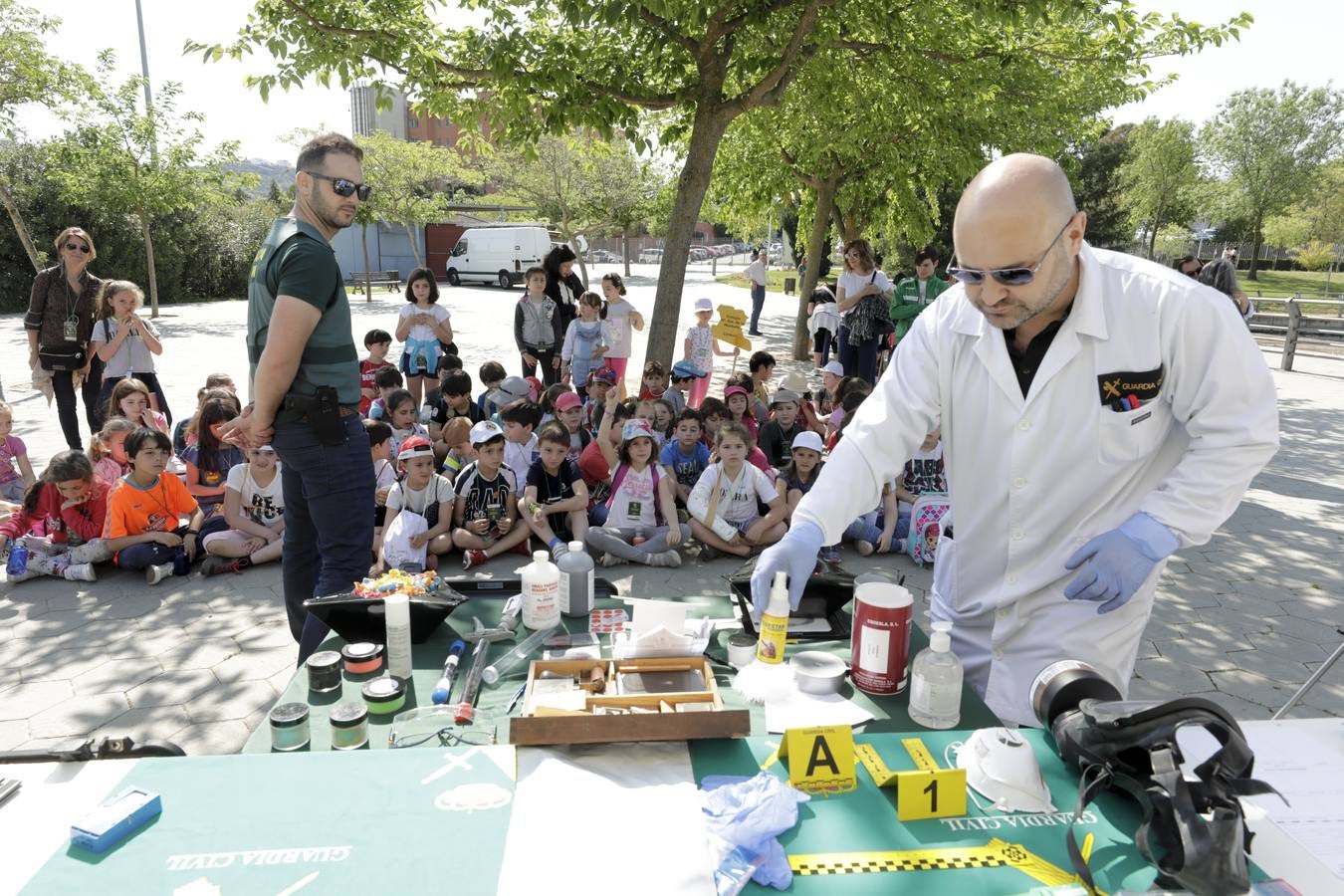 El parque del Rodeo fue el escenario de varias exhibiciones y una exposición de material realizadas ayer por la Guardia Civil de Cáceres con motivo de 175 aniversario de la fundación del cuerpo. Por la mañana acudieron más de un millar de alumnos de centros escolares de Cáceres, Navas del Madroño, Serradilla y Malpartida de Cáceres, y por la tarde las exhibiciones de las distintas unidades de la Guardia Civil estuvieron abiertas al público en general.