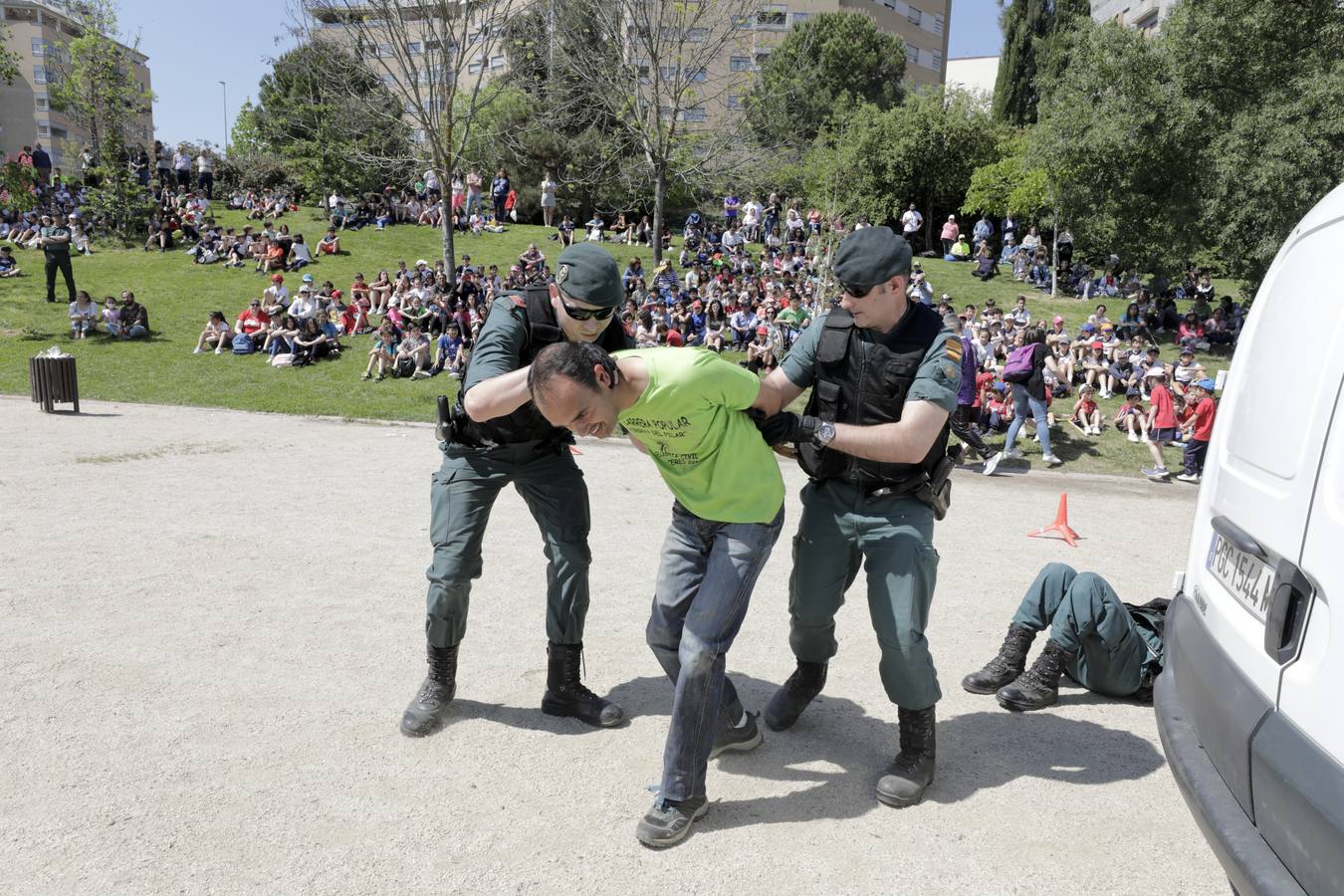 El parque del Rodeo fue el escenario de varias exhibiciones y una exposición de material realizadas ayer por la Guardia Civil de Cáceres con motivo de 175 aniversario de la fundación del cuerpo. Por la mañana acudieron más de un millar de alumnos de centros escolares de Cáceres, Navas del Madroño, Serradilla y Malpartida de Cáceres, y por la tarde las exhibiciones de las distintas unidades de la Guardia Civil estuvieron abiertas al público en general.
