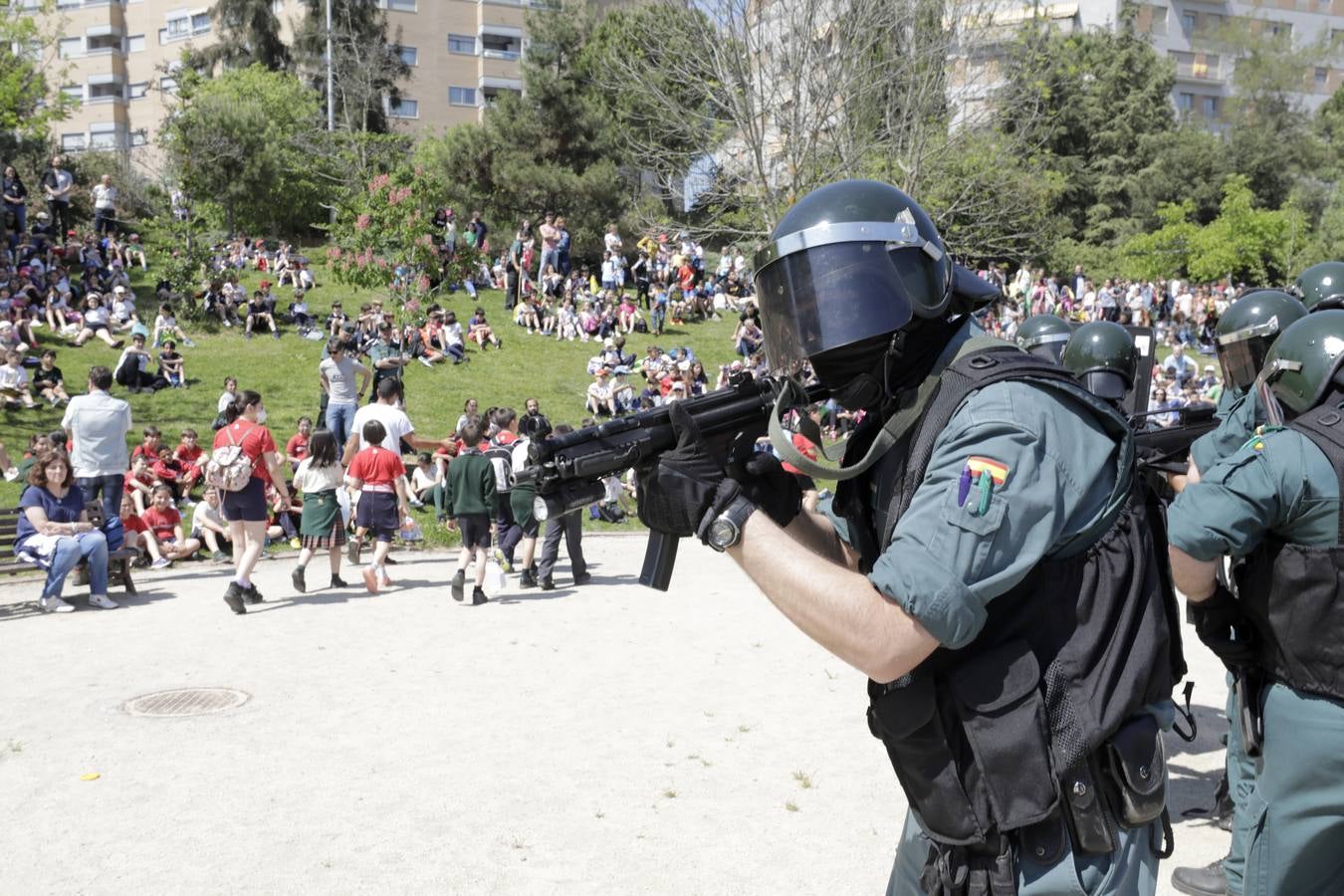 El parque del Rodeo fue el escenario de varias exhibiciones y una exposición de material realizadas ayer por la Guardia Civil de Cáceres con motivo de 175 aniversario de la fundación del cuerpo. Por la mañana acudieron más de un millar de alumnos de centros escolares de Cáceres, Navas del Madroño, Serradilla y Malpartida de Cáceres, y por la tarde las exhibiciones de las distintas unidades de la Guardia Civil estuvieron abiertas al público en general.