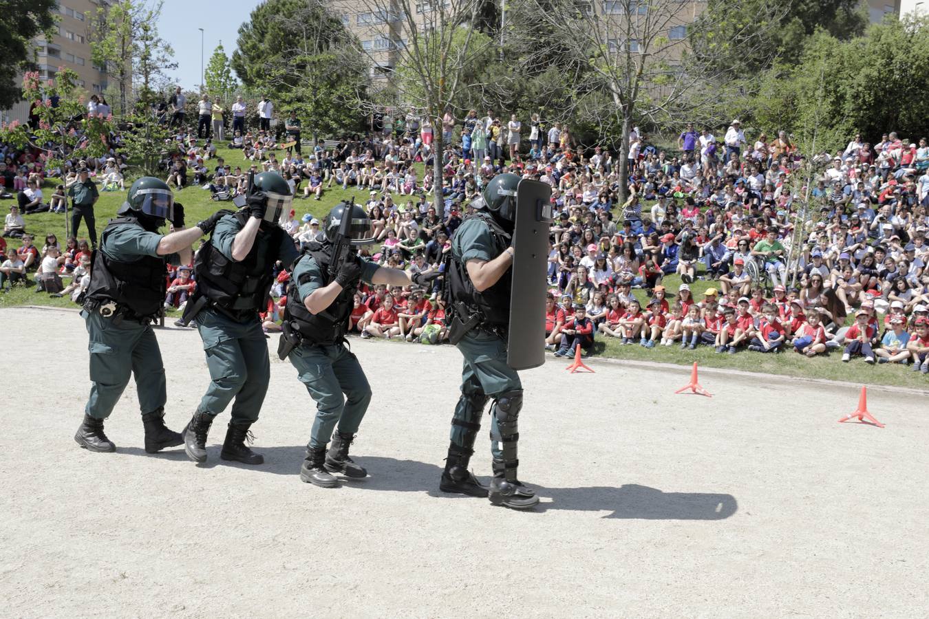 El parque del Rodeo fue el escenario de varias exhibiciones y una exposición de material realizadas ayer por la Guardia Civil de Cáceres con motivo de 175 aniversario de la fundación del cuerpo. Por la mañana acudieron más de un millar de alumnos de centros escolares de Cáceres, Navas del Madroño, Serradilla y Malpartida de Cáceres, y por la tarde las exhibiciones de las distintas unidades de la Guardia Civil estuvieron abiertas al público en general.