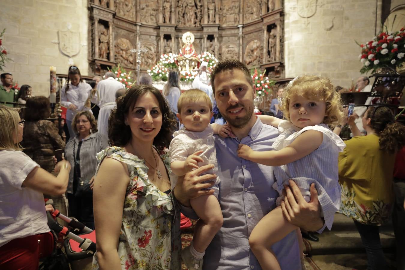 Desde las cuatro y media de la tarde, durante una hora, se cumplió con la tradición de la presentación de los cacereños nacidos en el último año ante la Patrona de la ciudad. Es uno de los actos más populares que se realizan durante la estancia de la imagen de la Virgen en la Concatedral de Santa María, llenándose el templo de bebés acompañados de sus padres, abuelos y demás familiares.