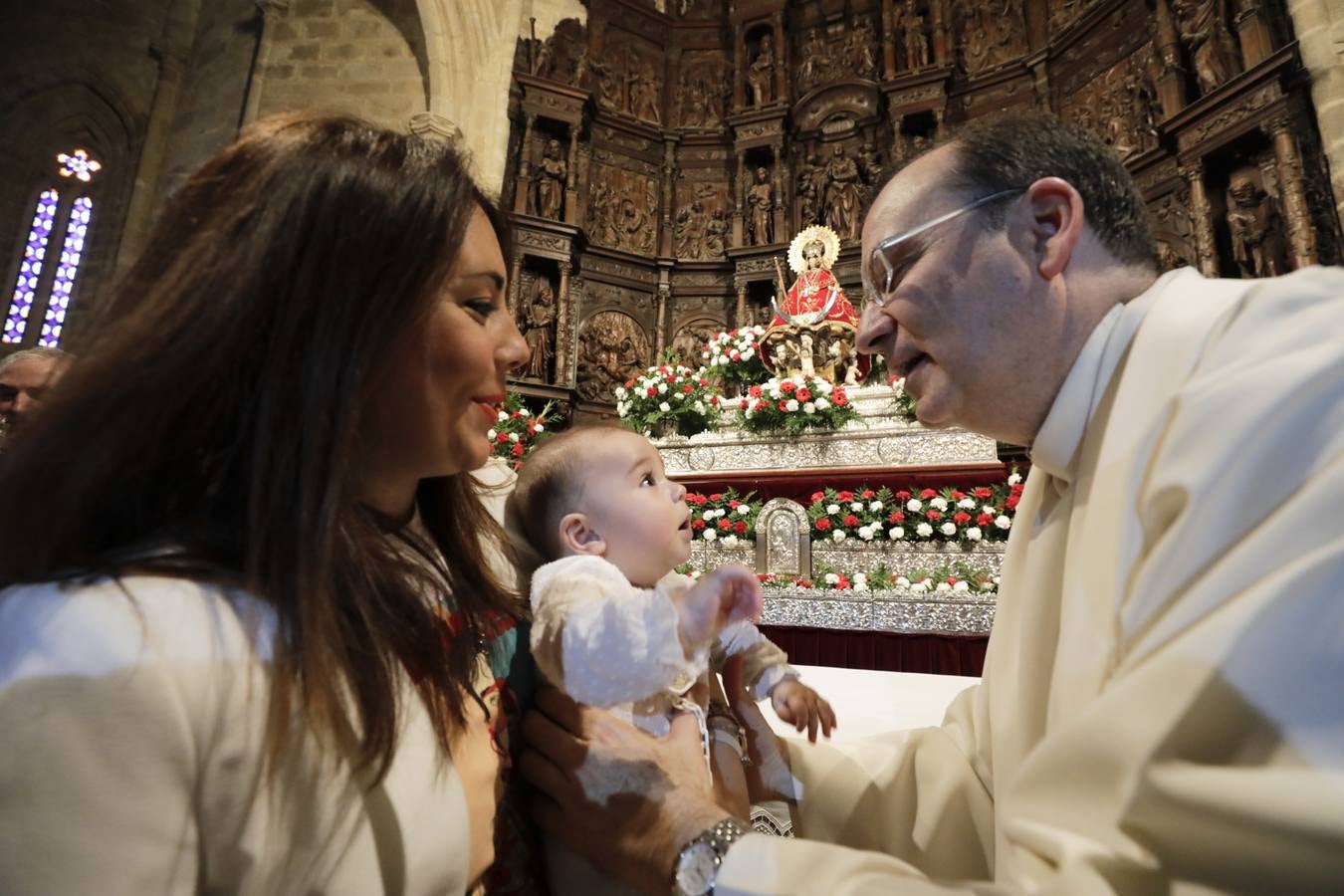 Desde las cuatro y media de la tarde, durante una hora, se cumplió con la tradición de la presentación de los cacereños nacidos en el último año ante la Patrona de la ciudad. Es uno de los actos más populares que se realizan durante la estancia de la imagen de la Virgen en la Concatedral de Santa María, llenándose el templo de bebés acompañados de sus padres, abuelos y demás familiares.