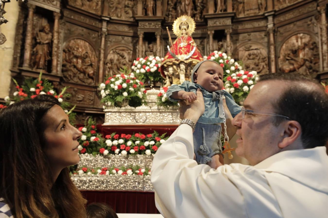 Desde las cuatro y media de la tarde, durante una hora, se cumplió con la tradición de la presentación de los cacereños nacidos en el último año ante la Patrona de la ciudad. Es uno de los actos más populares que se realizan durante la estancia de la imagen de la Virgen en la Concatedral de Santa María, llenándose el templo de bebés acompañados de sus padres, abuelos y demás familiares.