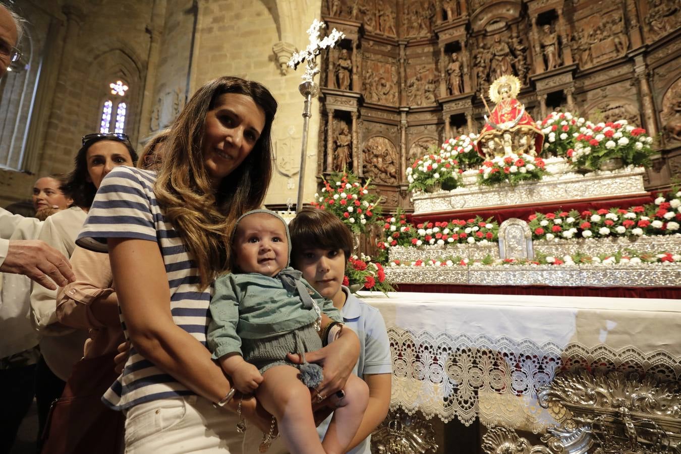 Desde las cuatro y media de la tarde, durante una hora, se cumplió con la tradición de la presentación de los cacereños nacidos en el último año ante la Patrona de la ciudad. Es uno de los actos más populares que se realizan durante la estancia de la imagen de la Virgen en la Concatedral de Santa María, llenándose el templo de bebés acompañados de sus padres, abuelos y demás familiares.