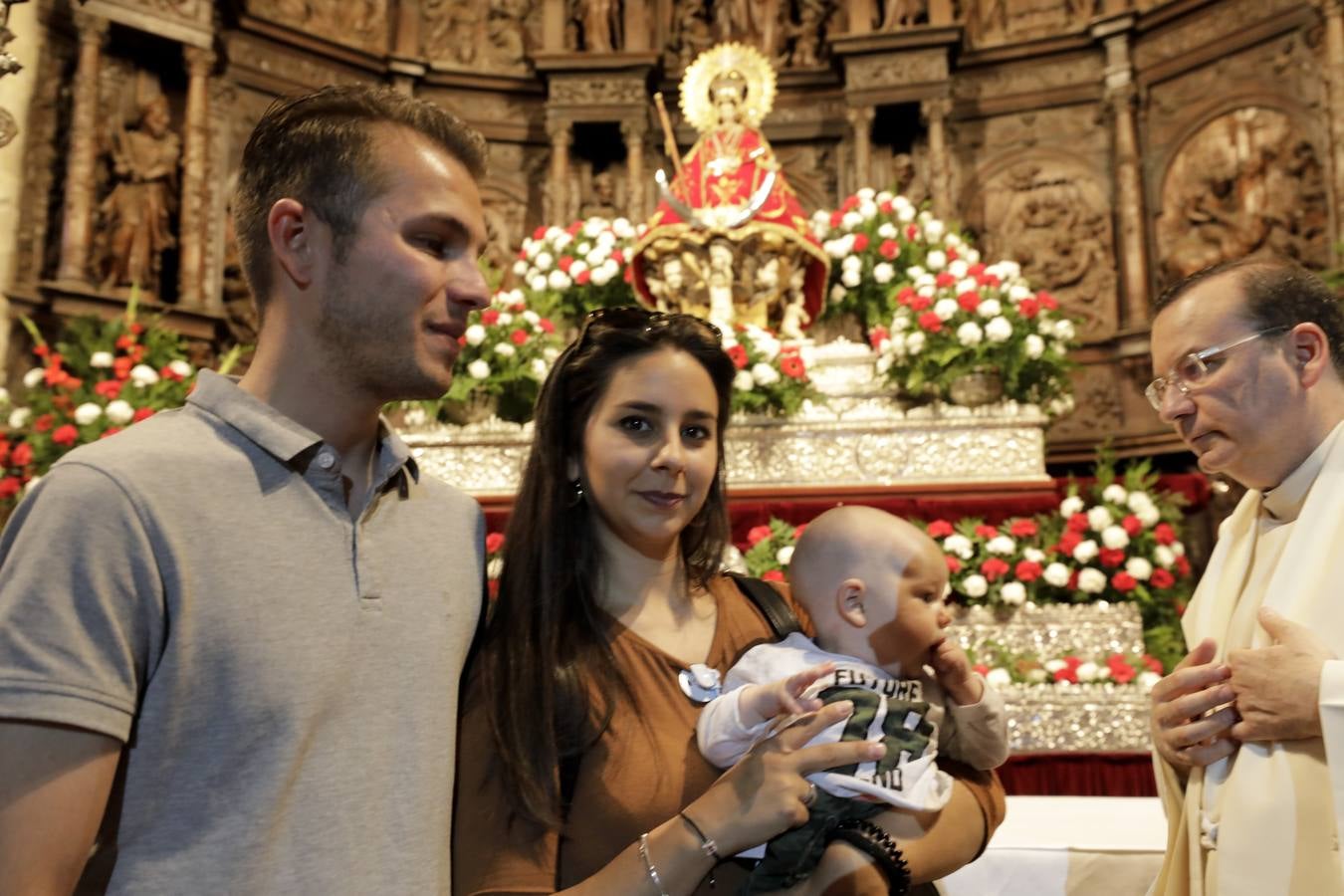 Desde las cuatro y media de la tarde, durante una hora, se cumplió con la tradición de la presentación de los cacereños nacidos en el último año ante la Patrona de la ciudad. Es uno de los actos más populares que se realizan durante la estancia de la imagen de la Virgen en la Concatedral de Santa María, llenándose el templo de bebés acompañados de sus padres, abuelos y demás familiares.