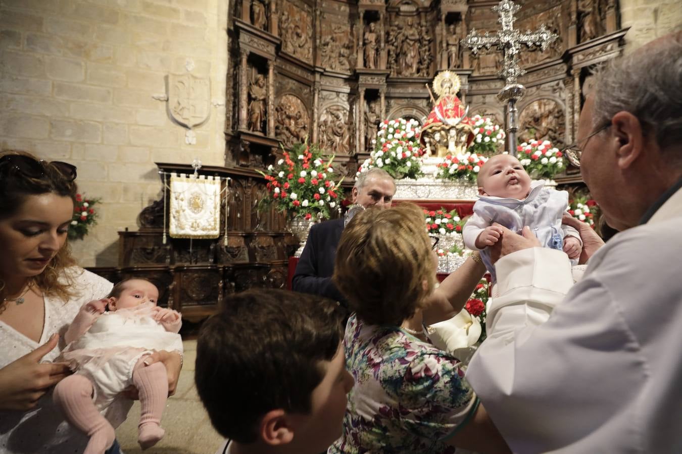 Desde las cuatro y media de la tarde, durante una hora, se cumplió con la tradición de la presentación de los cacereños nacidos en el último año ante la Patrona de la ciudad. Es uno de los actos más populares que se realizan durante la estancia de la imagen de la Virgen en la Concatedral de Santa María, llenándose el templo de bebés acompañados de sus padres, abuelos y demás familiares.