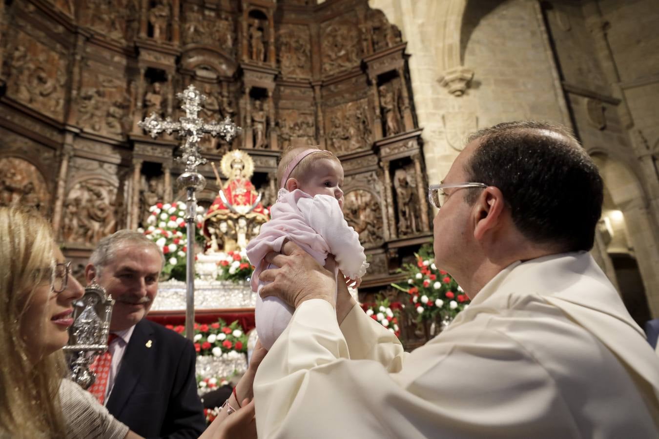 Desde las cuatro y media de la tarde, durante una hora, se cumplió con la tradición de la presentación de los cacereños nacidos en el último año ante la Patrona de la ciudad. Es uno de los actos más populares que se realizan durante la estancia de la imagen de la Virgen en la Concatedral de Santa María, llenándose el templo de bebés acompañados de sus padres, abuelos y demás familiares.