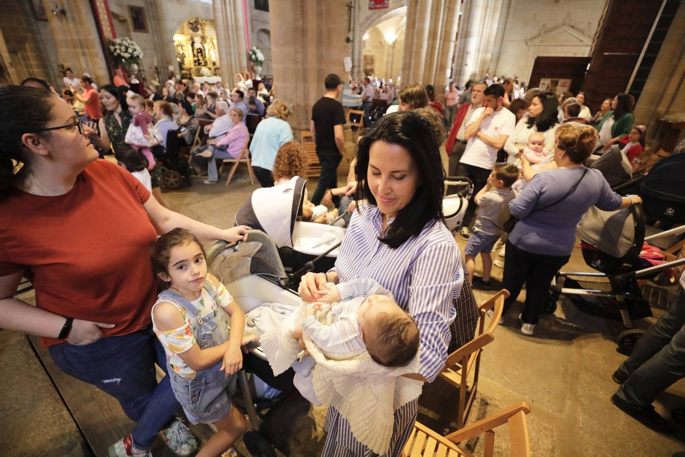 Desde las cuatro y media de la tarde, durante una hora, se cumplió con la tradición de la presentación de los cacereños nacidos en el último año ante la Patrona de la ciudad. Es uno de los actos más populares que se realizan durante la estancia de la imagen de la Virgen en la Concatedral de Santa María, llenándose el templo de bebés acompañados de sus padres, abuelos y demás familiares.