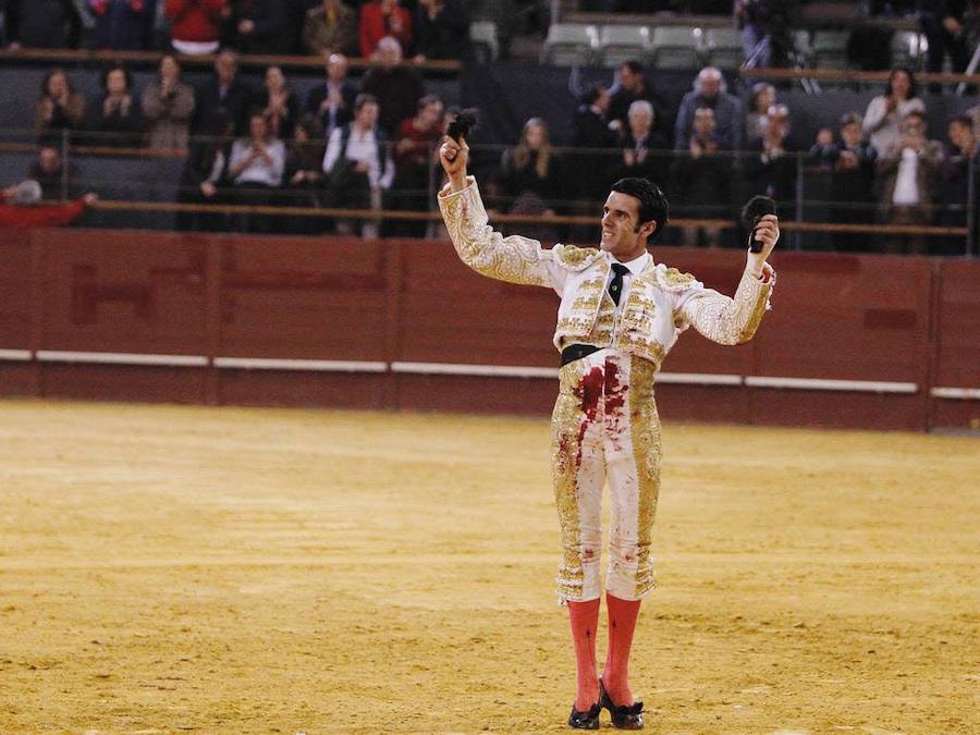 Emilio de Justo saluda con dos trofeos:: HOY