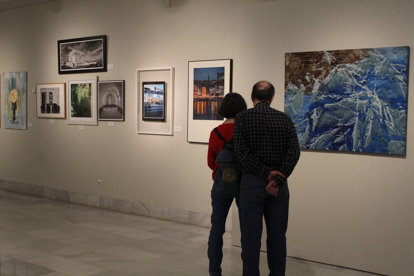 Organizada y comisariada por la Asociación de Vecinos del Casco Antiguo de Badajoz, la exposición que cada año acoge la Sala Vaquero Poblador de la Diputación de con motivo de las fiestas patronales del barrio, reúne en esta ocasión a 39 artistas relacionados de algún modo la zona intramuros de la capital pacense. La exposición se compone de pintura, fotografía, escultura, collage e instalaciones. Varios de los artistas son ya reconocidos y avalados por la crítica, mientras que otros, en general más jóvenes, buscan su sitio en el mundo del Arte y encuentran una oportunidad para exponer y dar a conocer su obra en la Sala Vaquero Poblador. Se puede visitar hasta el 11 de mayo.