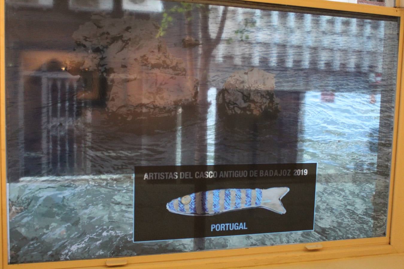 Organizada y comisariada por la Asociación de Vecinos del Casco Antiguo de Badajoz, la exposición que cada año acoge la Sala Vaquero Poblador de la Diputación de con motivo de las fiestas patronales del barrio, reúne en esta ocasión a 39 artistas relacionados de algún modo la zona intramuros de la capital pacense. La exposición se compone de pintura, fotografía, escultura, collage e instalaciones. Varios de los artistas son ya reconocidos y avalados por la crítica, mientras que otros, en general más jóvenes, buscan su sitio en el mundo del Arte y encuentran una oportunidad para exponer y dar a conocer su obra en la Sala Vaquero Poblador. Se puede visitar hasta el 11 de mayo.