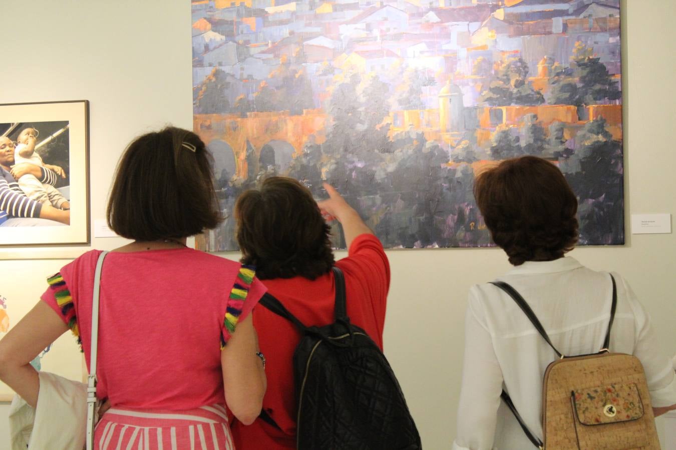 Organizada y comisariada por la Asociación de Vecinos del Casco Antiguo de Badajoz, la exposición que cada año acoge la Sala Vaquero Poblador de la Diputación de con motivo de las fiestas patronales del barrio, reúne en esta ocasión a 39 artistas relacionados de algún modo la zona intramuros de la capital pacense. La exposición se compone de pintura, fotografía, escultura, collage e instalaciones. Varios de los artistas son ya reconocidos y avalados por la crítica, mientras que otros, en general más jóvenes, buscan su sitio en el mundo del Arte y encuentran una oportunidad para exponer y dar a conocer su obra en la Sala Vaquero Poblador. Se puede visitar hasta el 11 de mayo.