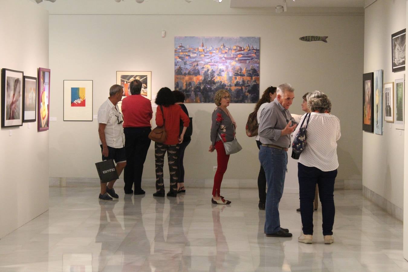 Organizada y comisariada por la Asociación de Vecinos del Casco Antiguo de Badajoz, la exposición que cada año acoge la Sala Vaquero Poblador de la Diputación de con motivo de las fiestas patronales del barrio, reúne en esta ocasión a 39 artistas relacionados de algún modo la zona intramuros de la capital pacense. La exposición se compone de pintura, fotografía, escultura, collage e instalaciones. Varios de los artistas son ya reconocidos y avalados por la crítica, mientras que otros, en general más jóvenes, buscan su sitio en el mundo del Arte y encuentran una oportunidad para exponer y dar a conocer su obra en la Sala Vaquero Poblador. Se puede visitar hasta el 11 de mayo.