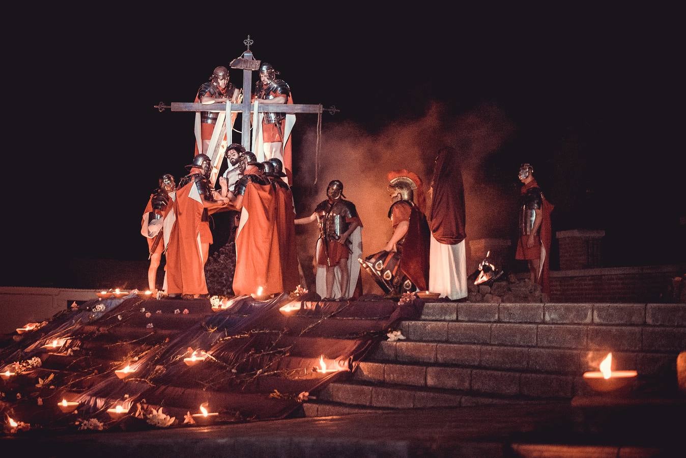 El viernes a las 19.00 se llevará a cabo el ensayo general. Y el sábado 4 de mayo, será la culminación de meses de preparación de una tradición que se pierde en el tiempo, pero que el Ayuntamiento de Palomas se propuso realzar en 2003 mediante una dramatización que escribió el dramaturgo extremeño Juan Copete, y que fue representada hasta 2017; un año después, el municipio encargó a Sánchez Adalid otro texto, para iniciar una nueva etapa de las Fiestas de la Cruz. Al frente del proyecto, José A. Raynaud da cohesión al largo centenar de personas involucradas en la actuación, en los bailes y la música de este montaje teatral que se desarrolla al aire libre en el entorno de la iglesia mudéjar de Nuestra Señora de Gracia, originaria del siglo XV.