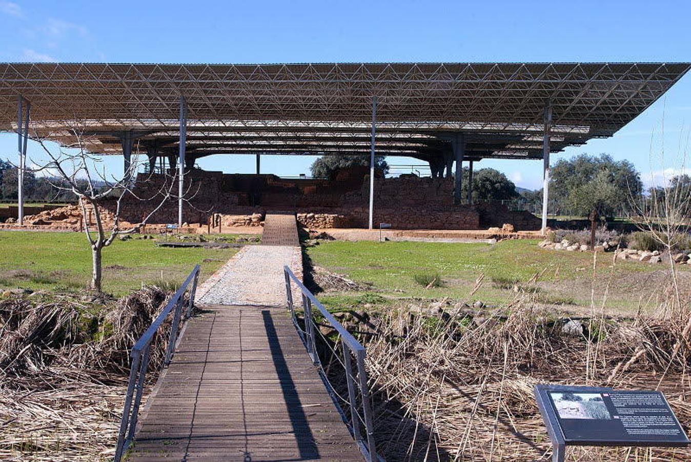 Cancho Roano. Yacimiento arqueológico tartésico situado en el término municipal de Zalamea de la Serena.