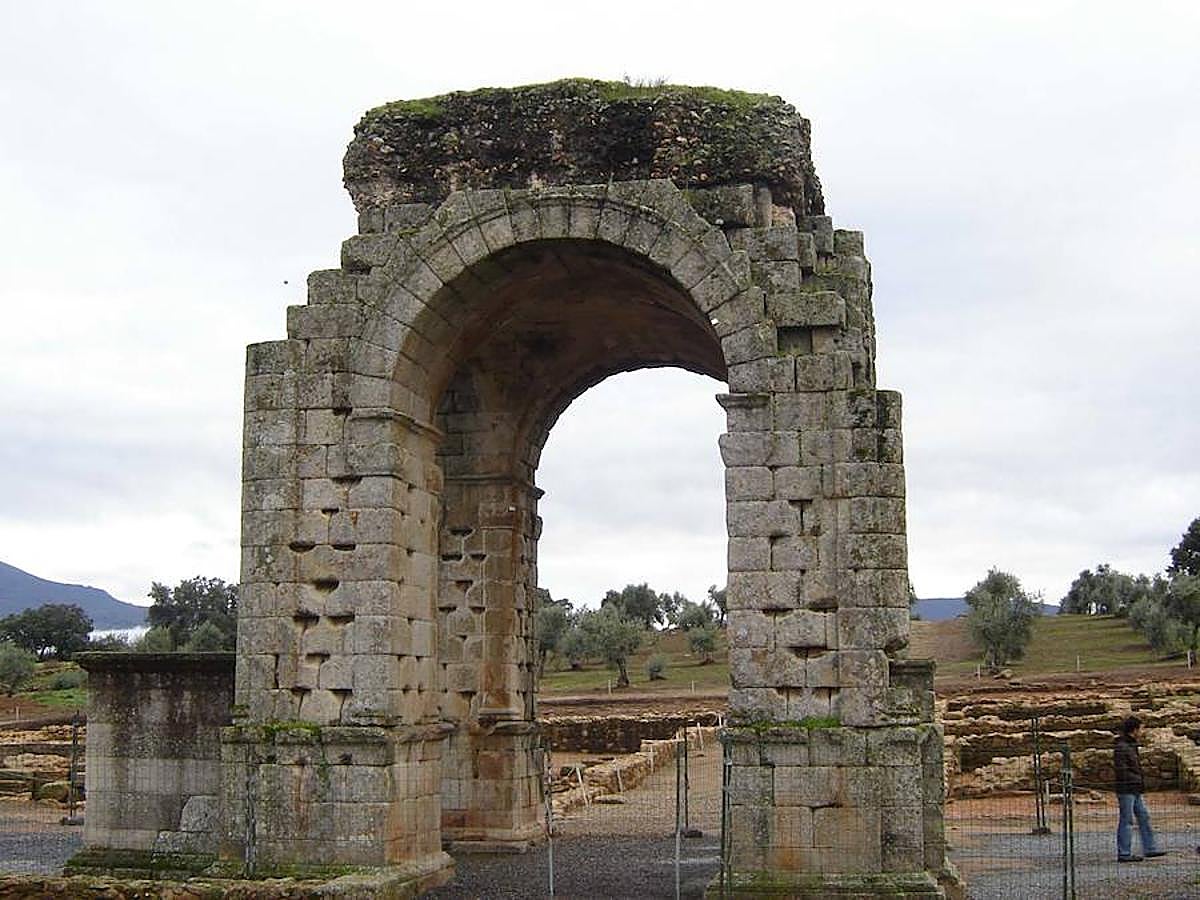 Arco de Cáparra. En Oliva de Plasencia, se trata de un arco cuadrifronte, el único en España con esas características.
