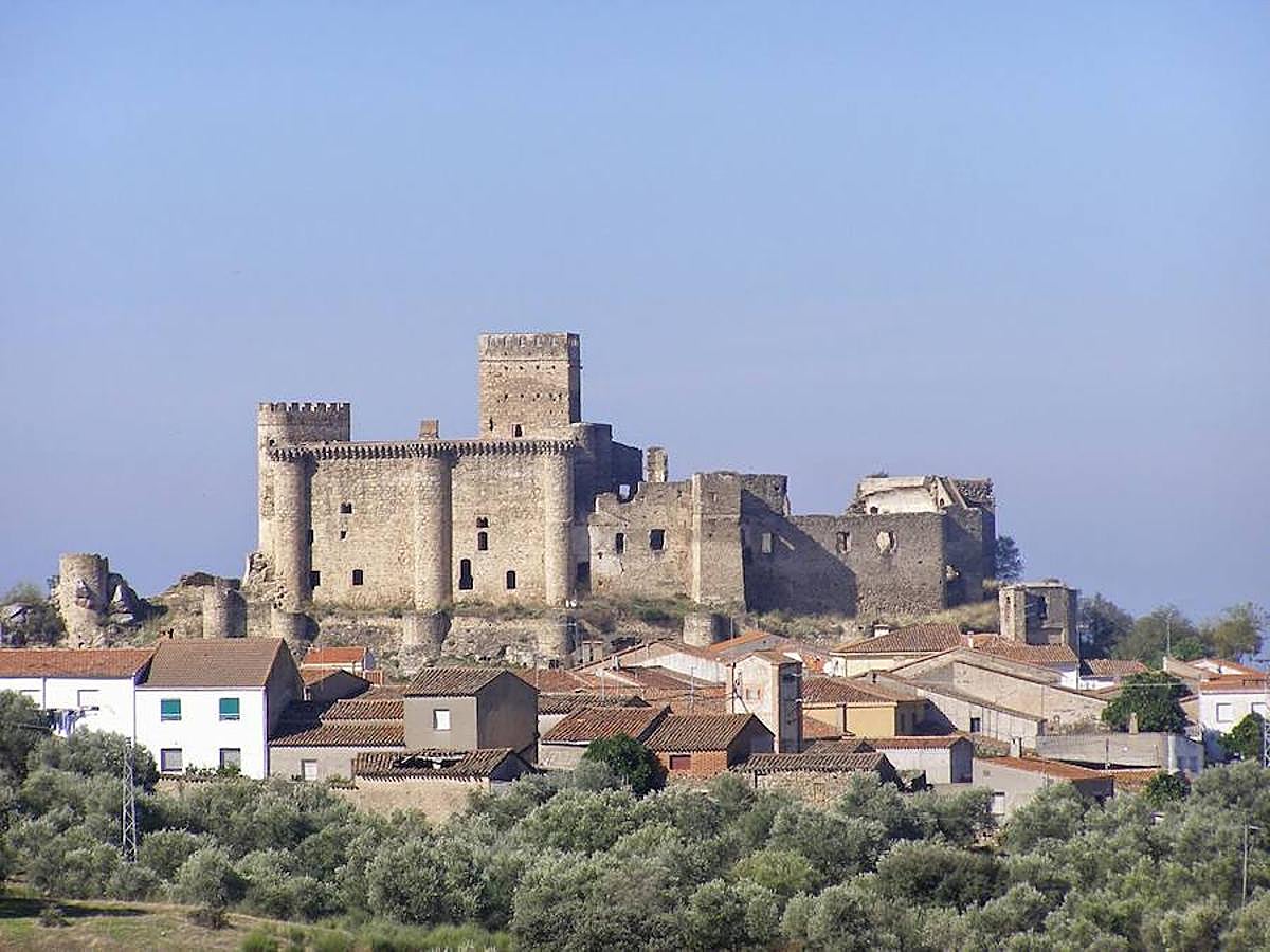 Castillo de Belvís de Monroy. Ubicado al noreste de Cáceres, se comienza a construir en el siglo XIII y reúne varios estilos arquitectónicos.