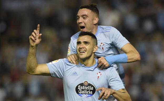 Maxi Gómez, con Iago Aspas a hombros, celebra el 1-0 ante el Barça.