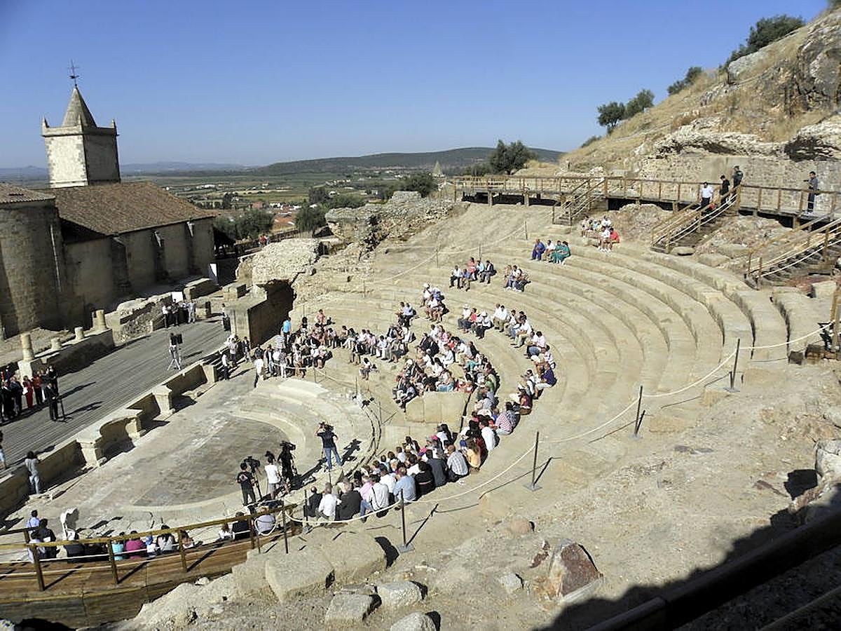 Teatro de Medellín. Teatro datado a finales del siglo I antes de Cristo. Se encuentra en buen estado de conservación.